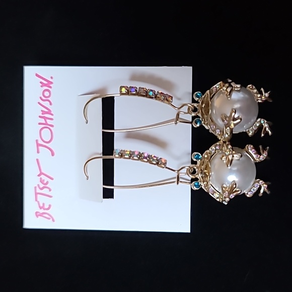 New! BETSEY JOHNSON Caribbean Queen Collection Faux Pearl Frog Earrings. - Picture 1 of 7